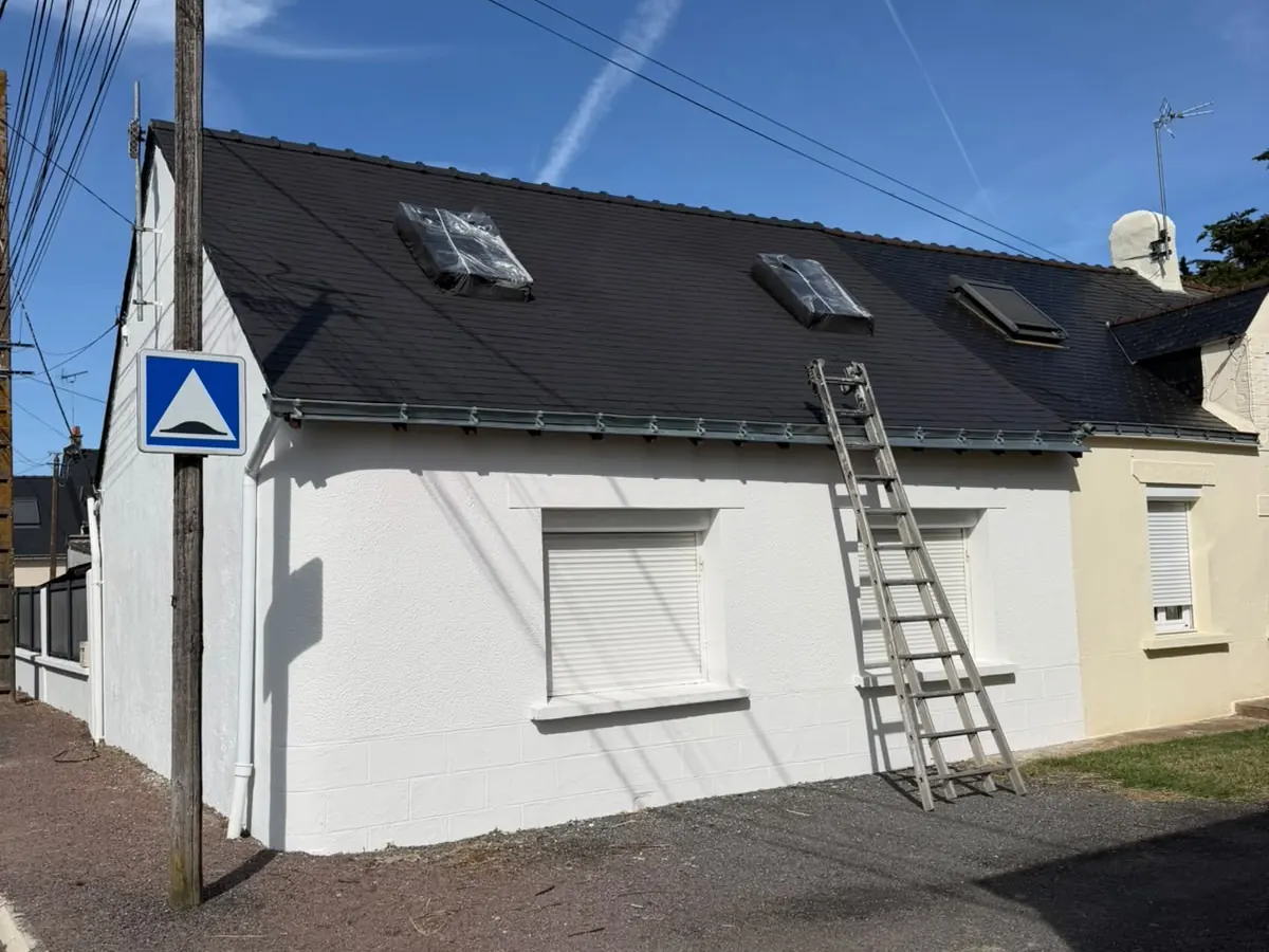 La même maison après peinture de la façade en blanc, menuiseries dégagées