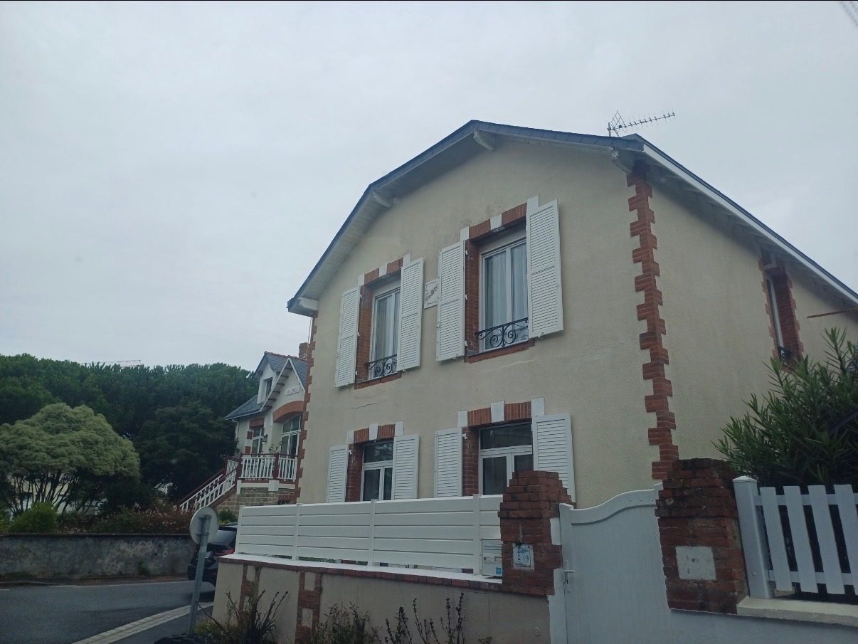 Façade de maison après peinture extérieure